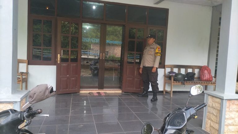 Polsek Slahung Laksanakan Pengamanan Ibadah Jemaat Kristen Protestan di Gereja Pantekosta