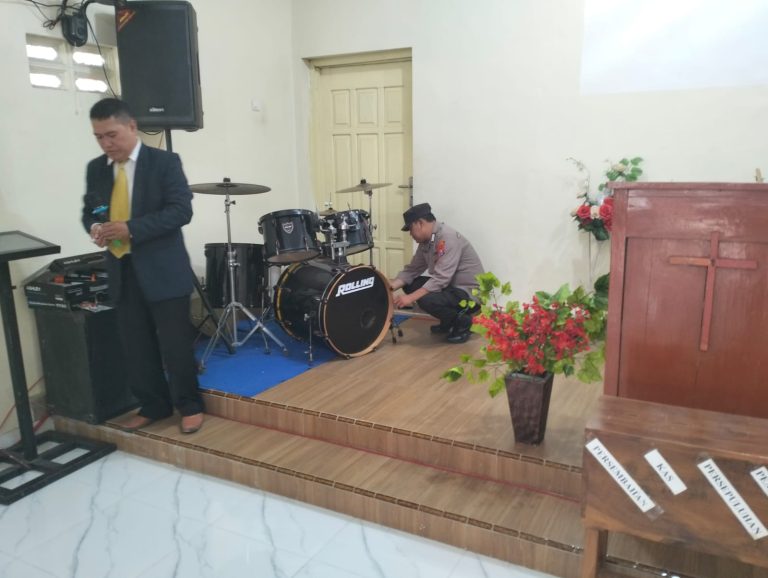 Polsek Somoroto Laksanakan Pengamanan Kebaktian di Gereja Pantekosta Indonesia Kauman