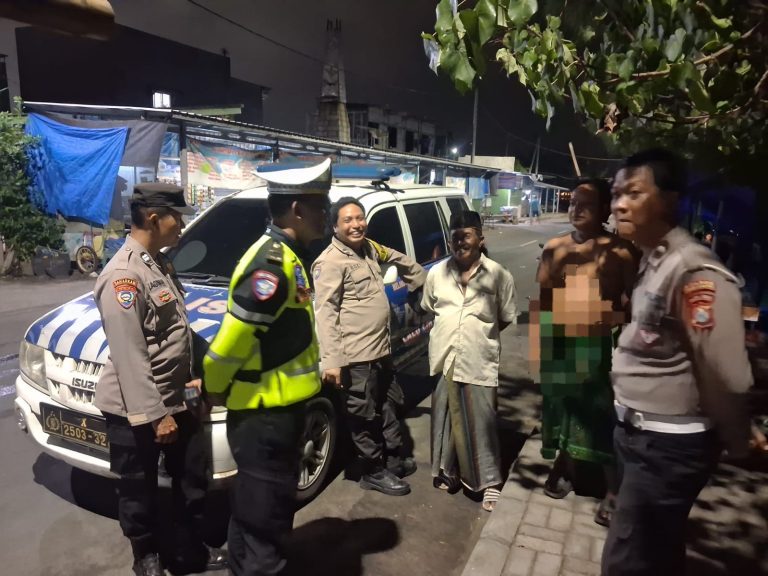 Patroli Dialogis Polres Pelabuhan Tanjungperak Imbau Warga di Pesisir Surabaya Antisipasi Banjir Rob