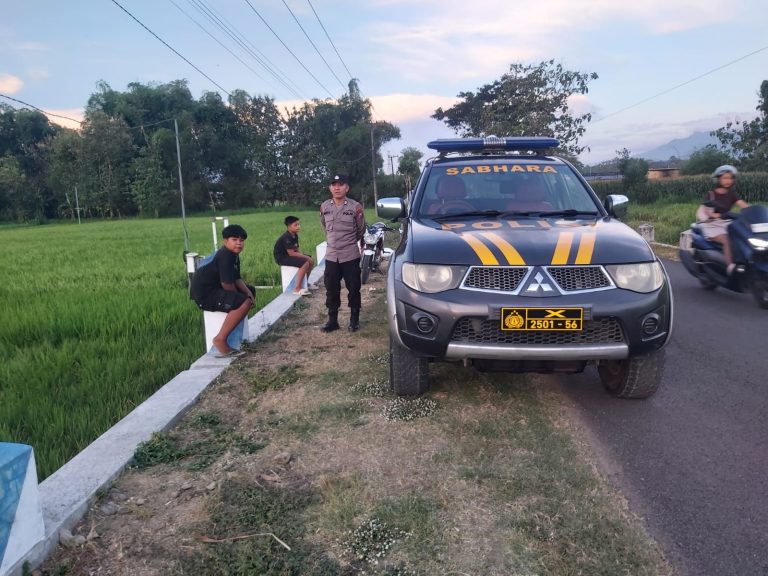 POLSEK SLAHUNG GELAR PATROLI ANTISIPASI BALAP LIAR DAN LAKA LANTAS DI JALAN PERSAWAHAN DESA DURI