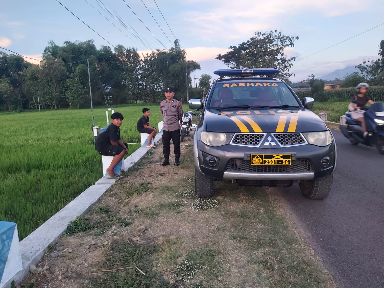 POLSEK SLAHUNG GELAR PATROLI ANTISIPASI BALAP LIAR DAN LAKA LANTAS DI JALAN PERSAWAHAN DESA DURI