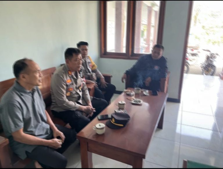 POLSEK NGRAYUN SALURKAN BANTUAN SEMBAKO KEPADA KORBAN TANAH LONGSOR DI DESA BAOSAN KIDUL