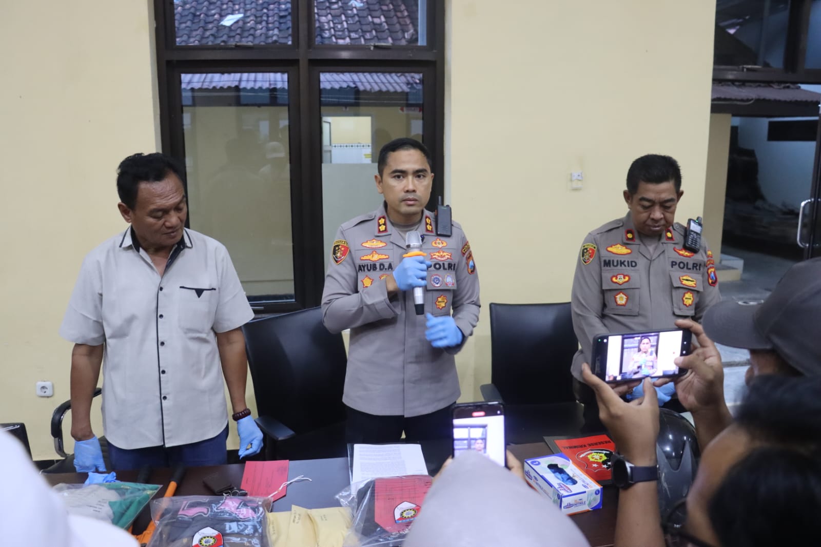 Polres Pacitan Amankan Dua Tersangka Penyiram Air Keras Penjual Tempe