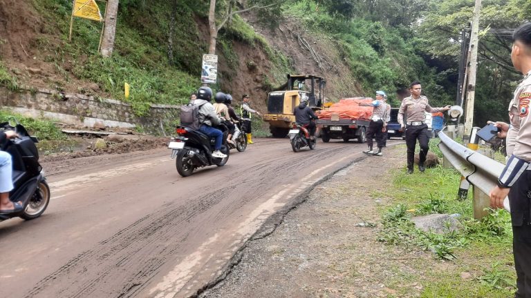 Longsor Tutup Jalur Provinsi Ponorogo–Pacitan, Polri Bersama Warga dan Inkait Bergerak Cepat Bersihkan Material Tanah