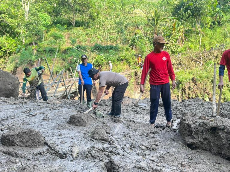 POLSEK BALONG BERSAMA TNI DAN WARGA GOTONG ROYONG BANGUN JEMBATAN DARURAT DI DESA PANDAK
