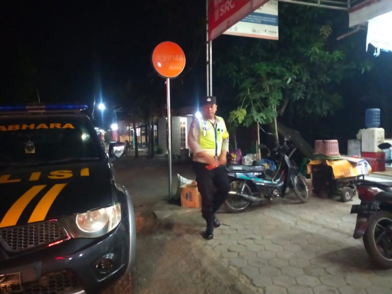 POLSEK SAMBIT GELAR PATROLI KRYD ANTISIPASI 3C DAN LAKA LANTAS