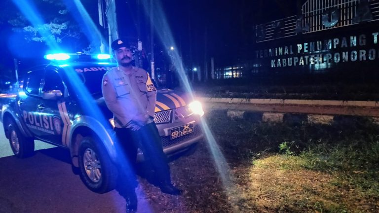 POLSEK BABADAN GELAR PATROLI BLUE LIGHT DAN STRONG POINT ANTISIPASI GANGGUAN KAMTIBMAS