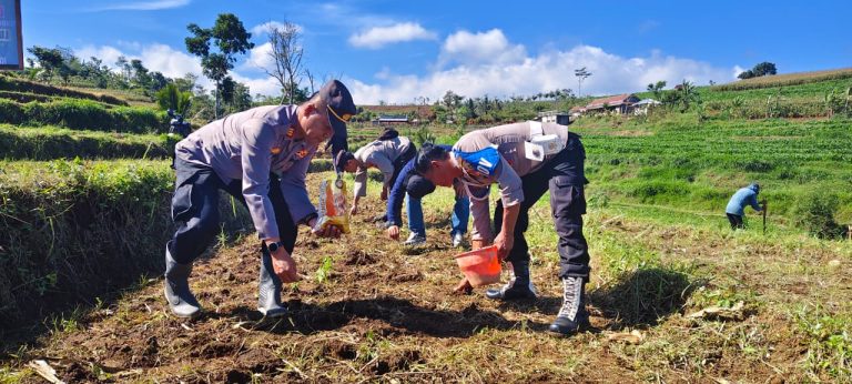 Kapolsek Pudak Bersama Warga Laksanakan Penanaman Bibit Sayuran untuk Dukung Ketahanan Pangan