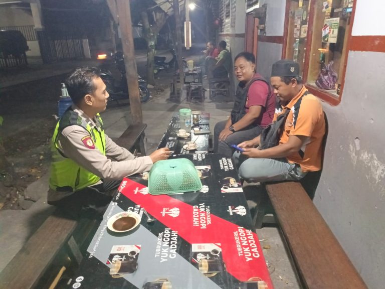 Patroli KRYD Polsek Siman Tingkatkan Pengawasan Malam Hari Demi Ciptakan Situasi Aman dan Kondusif