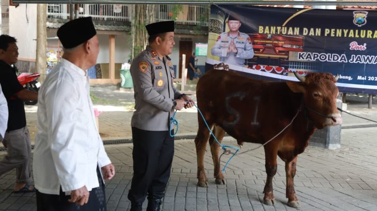 Kapolres Jombang Serahkan Sapi Kurban dari Kapolda Jatim untuk Dua Ponpes