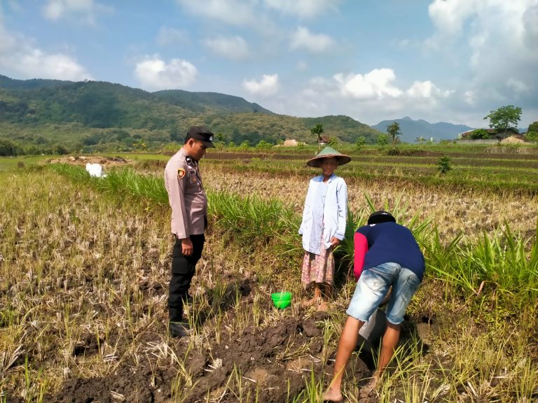 BHABINKAMTIBMAS DESA NGLURUP SAMBANG WARGA UNTUK JAGA KAMTIBMAS TETAP KONDUSIF