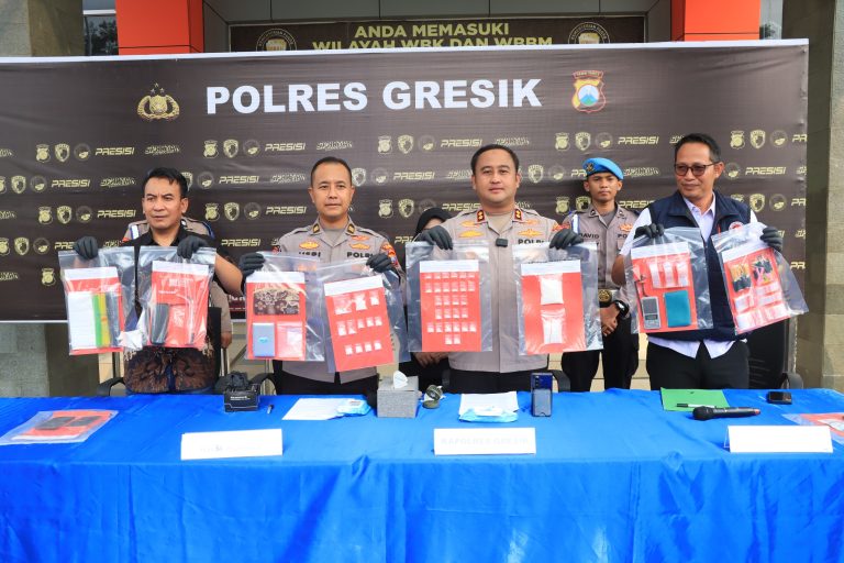 Polres Gresik Bongkar Jaringan Narkoba Amankan 2 Tersangka Pengedar dan 209 Gram Sabu