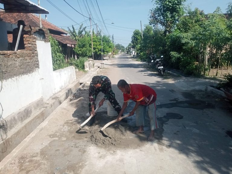Kerja Bakti, Babinsa Kodim Ponorogo Bersama Warga Gotong Royong Bangun Mushala