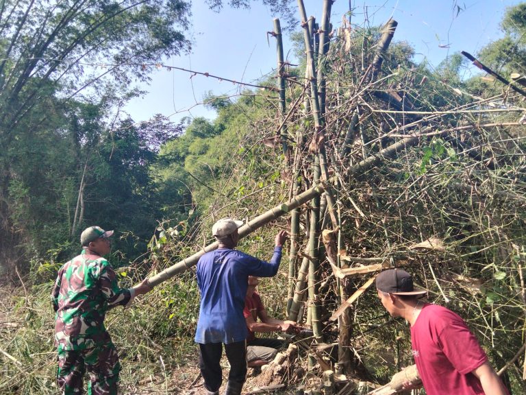 Ikut Kerja Bakti, Sarana Komsos Anggota Kodim Ponorogo Ciptakan Kemanunggalan Dengan Warga