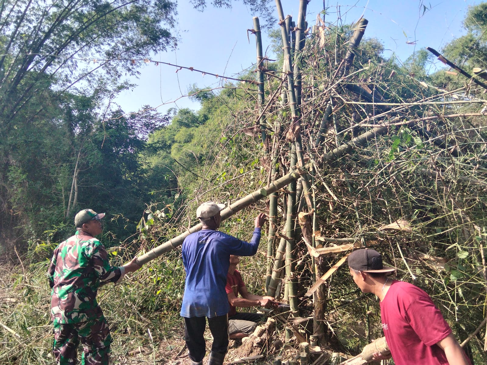 Ikut Kerja Bakti, Sarana Komsos Anggota Kodim Ponorogo Ciptakan Kemanunggalan Dengan Warga