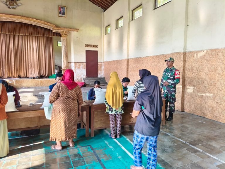 Babinsa Kodim Ponorogoo Pendampingan Distribusi Bantuan Pangan di Desa Binaan