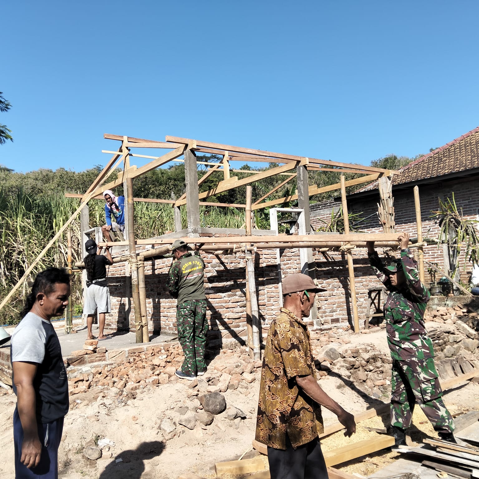 Senang Rumahnya Direhab, Sujarno Sampaikan Terimakasih Kepada TNI