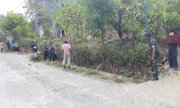 Peduli Lingkungan, Babinsa Kodim Ponorogo Bersihkan Jalan Bersama Warga