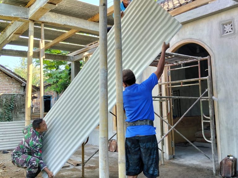 Jalin Kedekatan Dengan Warga, Babinsa Kodim Ponorogo Bantu Perbaiki Rumah