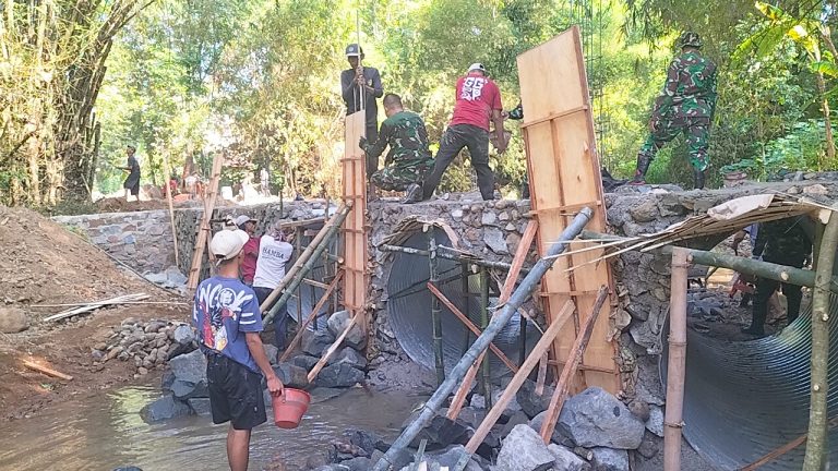 TNI dan Masyarakat Kejar Target Pembangunan Jembatan Garuda Tahap V di Ponorogo