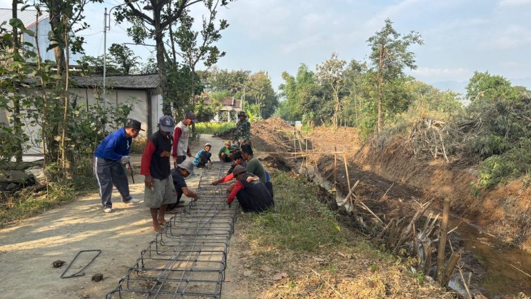 Pra TMMD ke 129 Berlangsung, TNI dan Masyarakat Desa Bulu Lor Antusias Bekerja