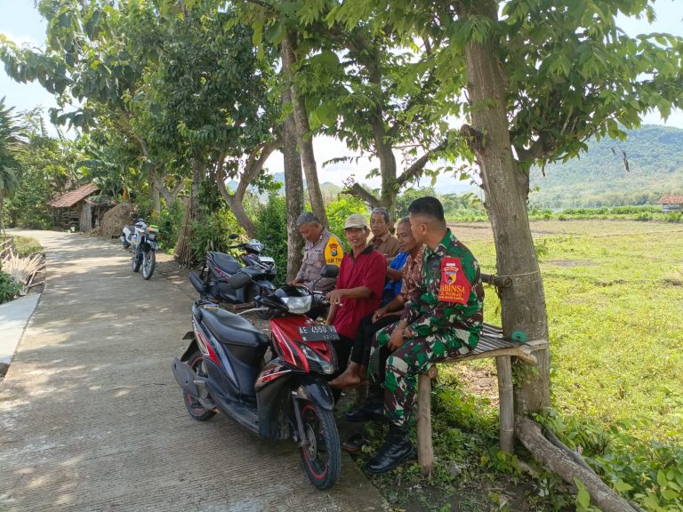Komsos, Babinsa Kodim Ponorogo Ajak Warga Jaga Kamtibmas