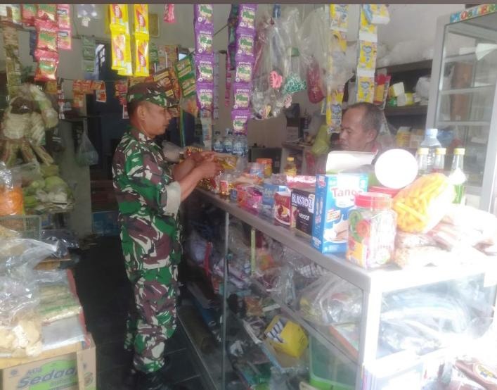 Cek Bahan Sembako, Upaya Babinsa Kodim Ponorogo Jaga Ketersediaan Pangan dan Stabilitas Harga
