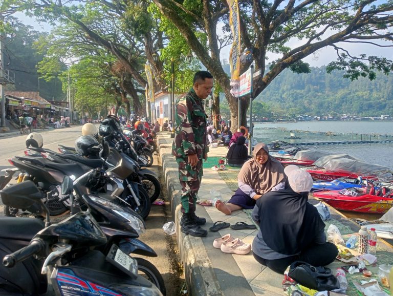 Komsos, Anggota Kodim Ponorogo Ajak Warga Jaga Kebersihan Lingkungan