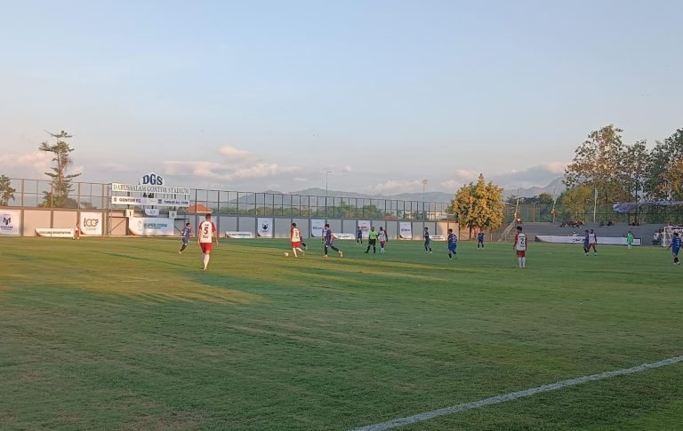 Pertandingan Eksebisi Sepak Bola “Super Copa 100 Tahun” Gontor Berlangsung Meriah di Stadion Darussalam