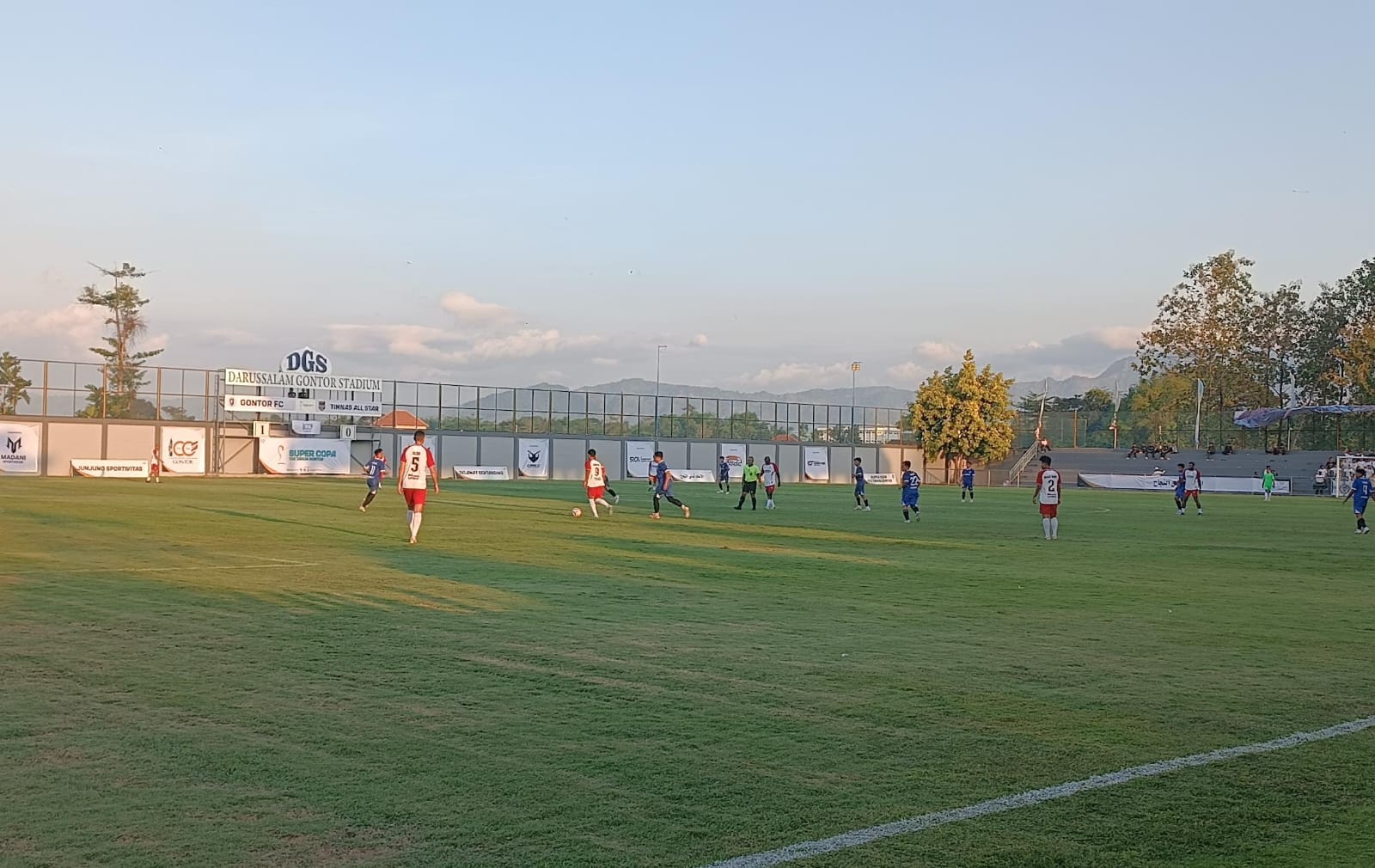 Pertandingan Eksebisi Sepak Bola “Super Copa 100 Tahun” Gontor Berlangsung Meriah di Stadion Darussalam