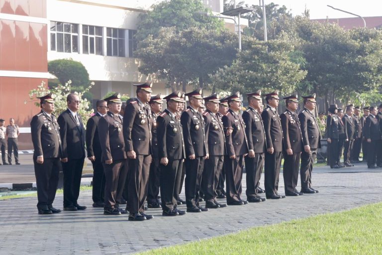 Gelar Upacara Hari Lahir Pancasila, Wakapolda Jatim : Pancasila Kunci Persatuan Bangsa di Tengah Ancaman Global