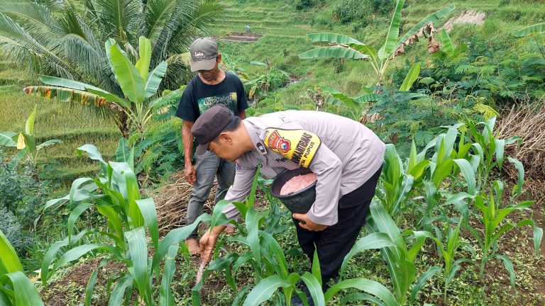 Polisi Bersama Warga Desa Karangtalun Perkuat Keamanan Lingkungan Melalui Sambang Kamtibmas