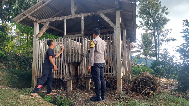 Bhabinkamtibmas Desa Karangtalun Monitoring Peternakan Kambing Warga Dukung Ketahanan Pangan