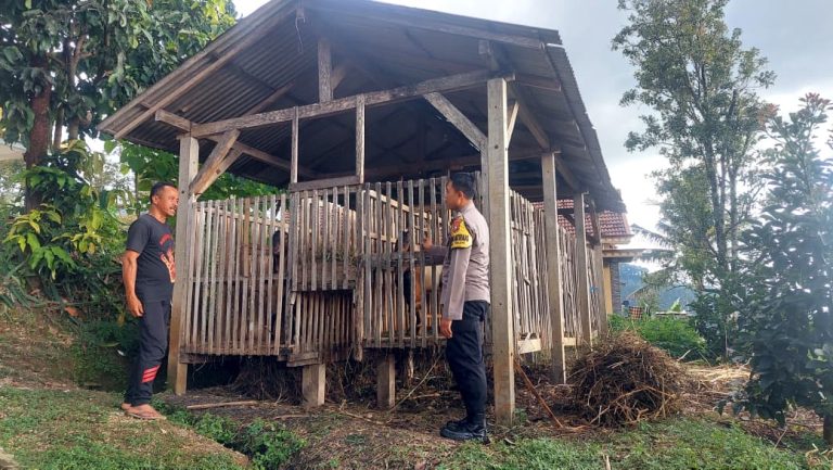 Monitoring Peternakan Kambing, Bhabinkamtibmas Karangtalun Berikan Motivasi kepada Peternak