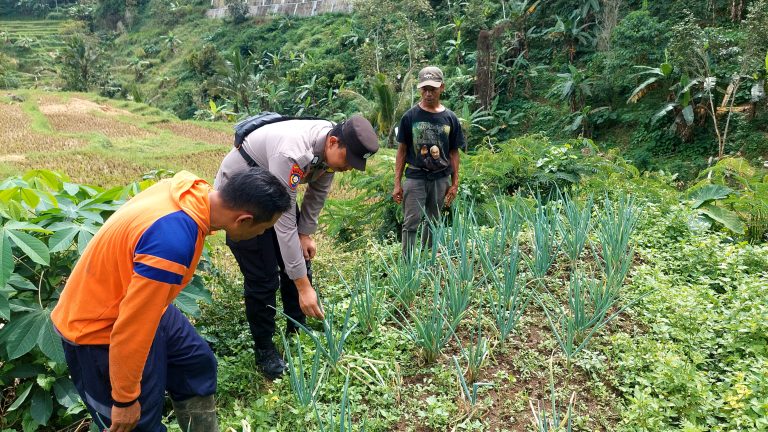BHABINKAMTIBMAS DESA SAHANG TINGKATKAN KEDERKATAN DENGAN WARGA MELALUI SAMBANG DESA