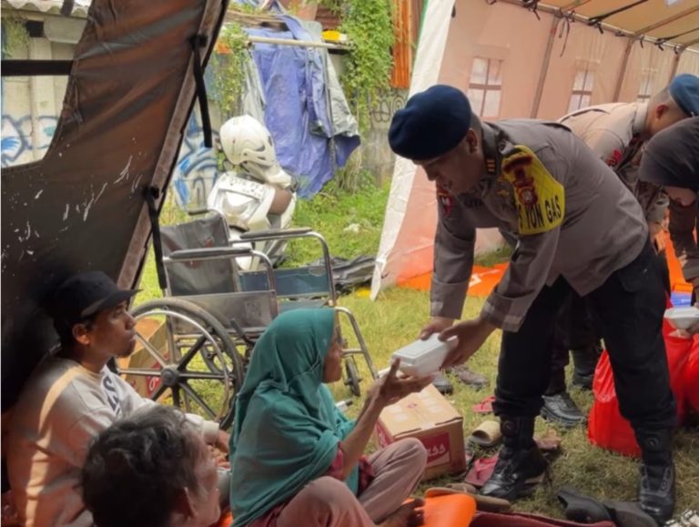 Brimob Metro Jaya Kerahkan 2 Unit Kendaraan Dapur Lapangan (Randurlap), Bagikan Bantuan Makanan untuk Korban Kebakaran Pasar Jiung