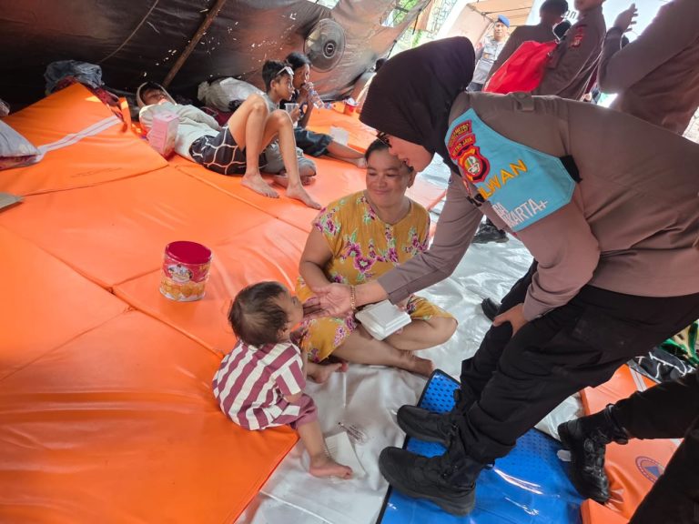 Polwan Jaga Jakarta Salurkan Bantuan dan Trauma Healing untuk Korban Kebakaran Pasar Jiung