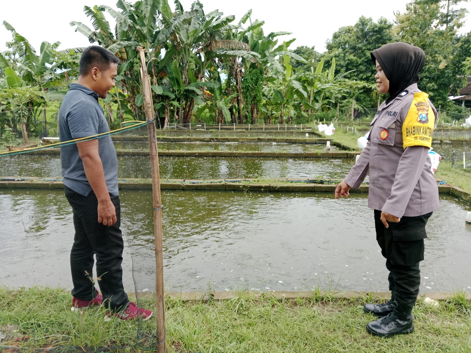 Bhabinkamtibmas Desa Somoroto Sambangi Peternak Ikan Nila, Dukung Ketahanan Pangan Nasional