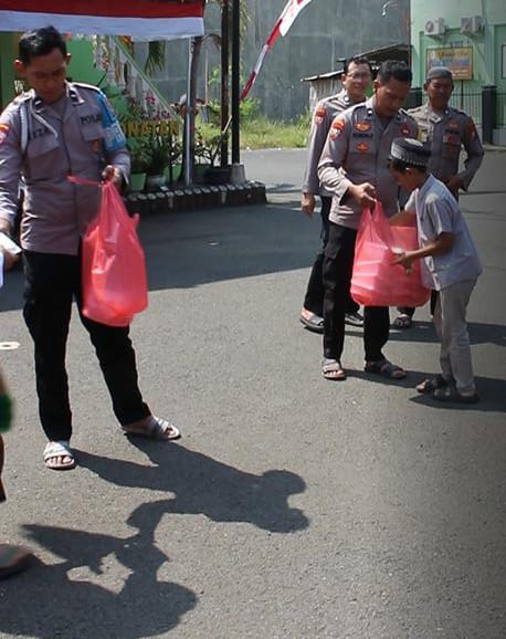 Jumat Berkah, Kapolsek Ponorogo Bagikan 100 Paket Nasi kepada Jamaah Masjid Suronoto