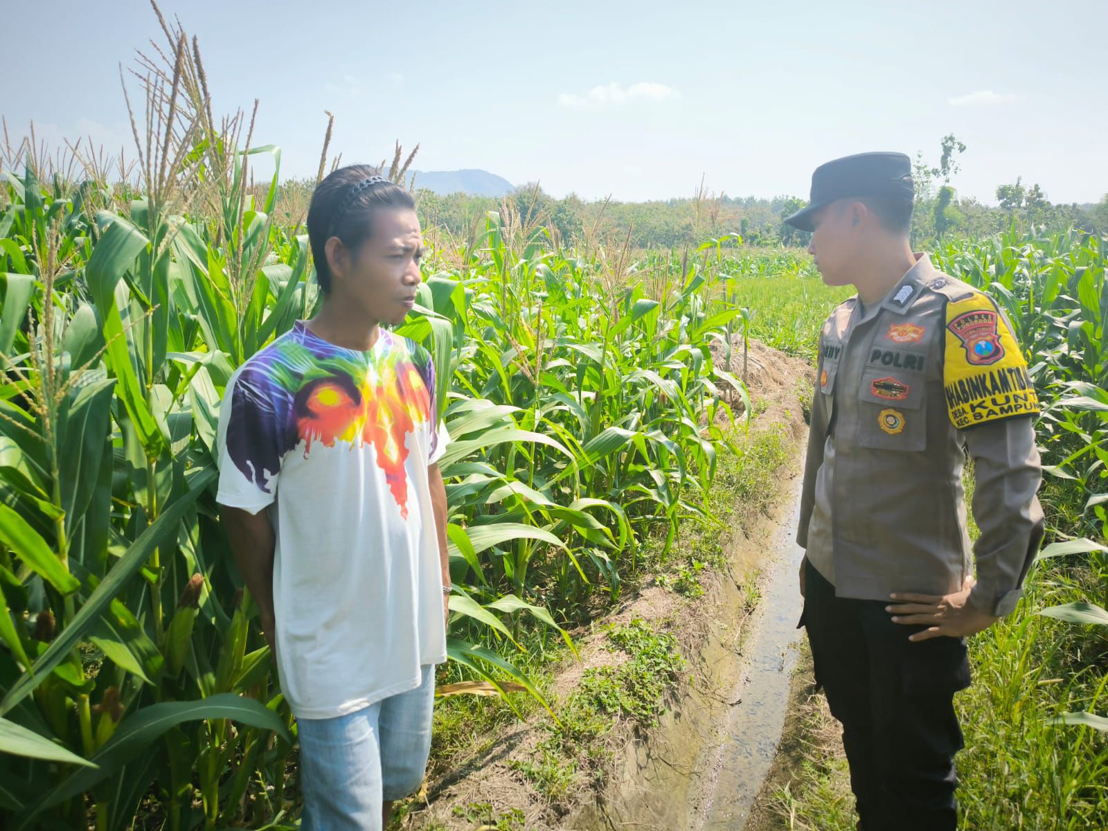 Bhabinkamtibmas Desa Kunti Sambangi Petani Jagung, Perkuat Ketahanan Pangan dan Kemitraan dengan Warga