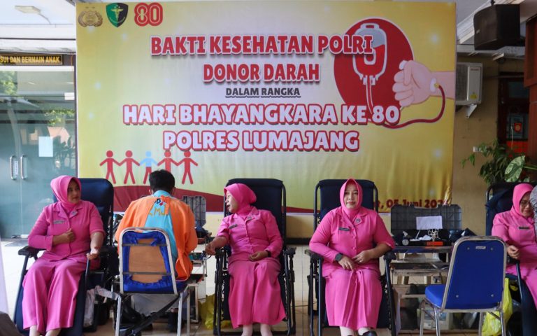 Polri Untuk Masyarakat : Polres Lumajang Gelar Bakti Kesehatan Sambut Hari Bhayangkara ke-80