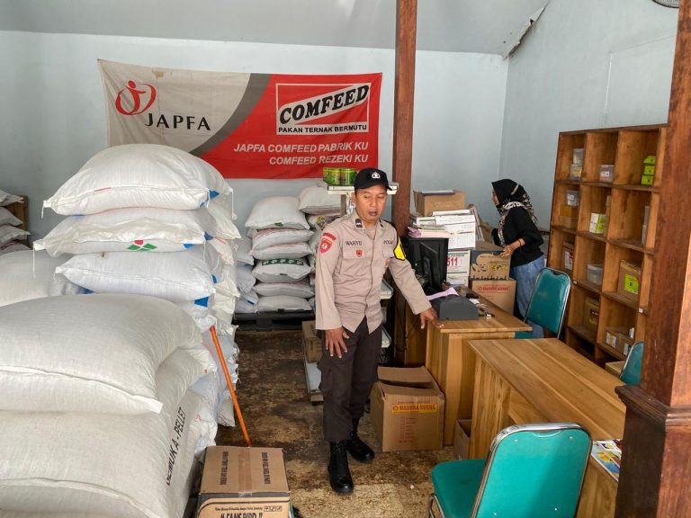 Bhabinkamtibmas Desa Kambeng Sambangi Warga Pedagang Beras