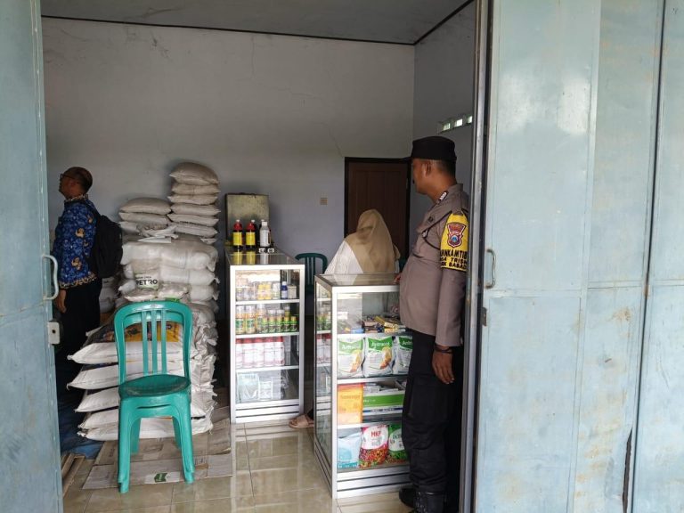 Bhabinkamtibmas Desa Trisoni Kunjungi Toko Pertanian Milik Warga