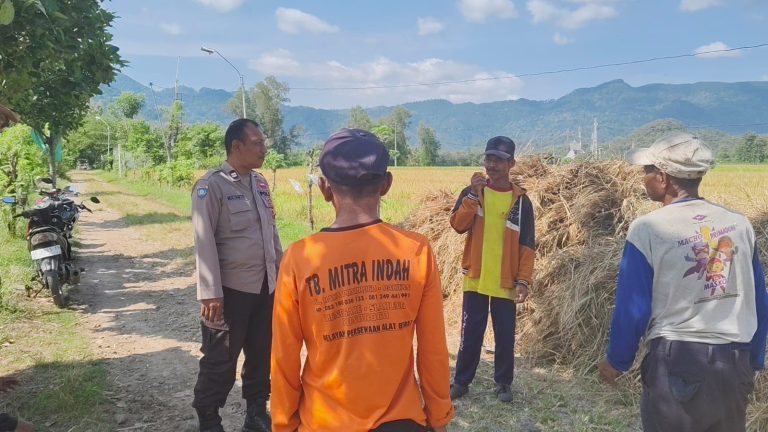 Bhabinkamtibmas Desa Broto Sambang Petani, Dukung Ketahanan Pangan di Sawah Slahung