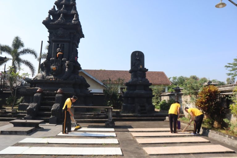 Polres Malang Gelar Bakti Religi Bersihkan Tempat Ibadah Sambut Hari Bhayangkara ke-80