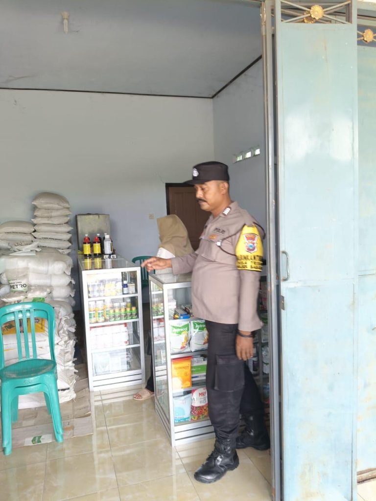 Bhabinkamtibmas Desa Trisono Polsek Setempat Sambangi Toko Pertanian Warga Dukung Ketahanan Pangan