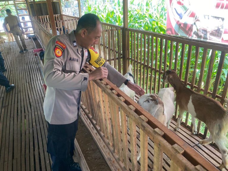 Bhabinkamtibmas Desa Nailan Polsek Slahung Sambangi Peternak Kambing Dukung Ketahanan Pangan