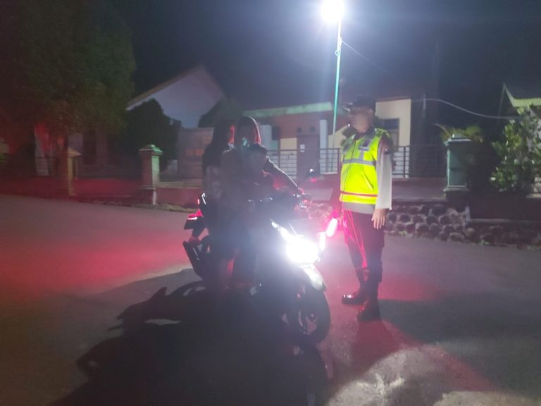 Patroli Blue Light Polsek Pudak Intensifkan Harkamtibmas dan Antisipasi Gangguan Keamanan Malam Hari