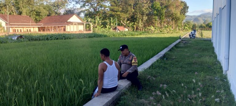 Bhabinkamtibmas Desa Gombang Jalin Kedekatan dengan Warga di Area Persawahan