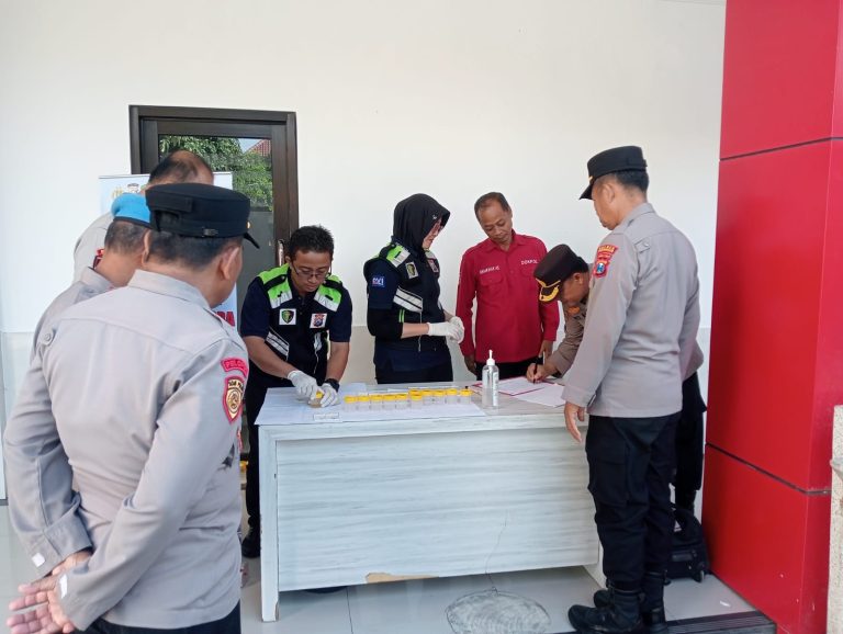 Hari Bhayangkara ke-80, Polres Ponorogo Gelar Vaksinasi Influenza dan Tes Urine Personel